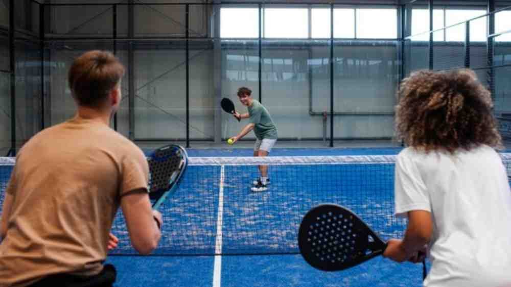 Can you switch sides in pickleball?